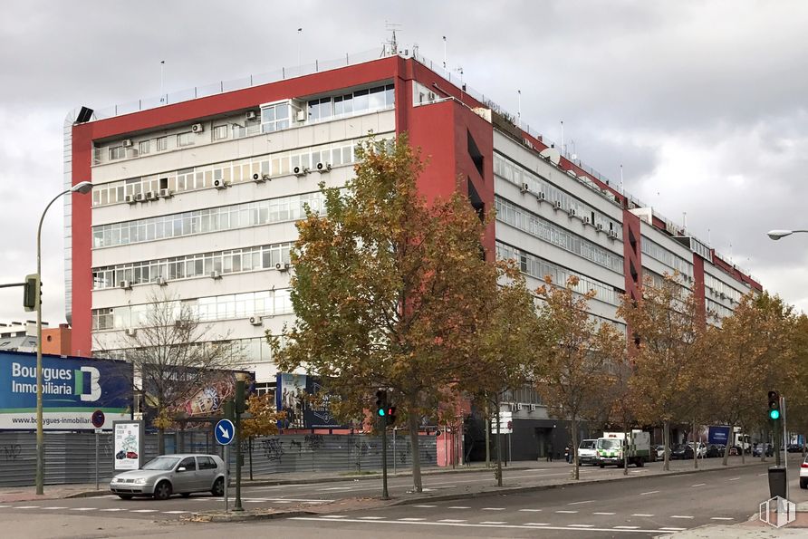 Oficina en alquiler en Edificio Astygi, Calle San Romualdo, 26, San Blas - Canillejas, Madrid, 28037 con edificio, ventana, cielo, infraestructura, vehículo, árbol, coche, bloque de pisos, arquitectura y diseño urbano alrededor