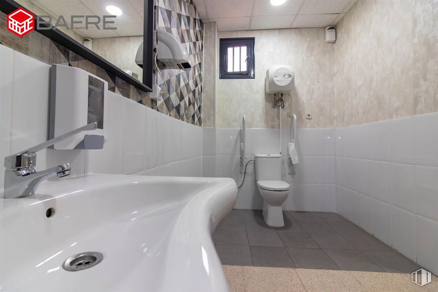 Retail for sale at Calle Pozo Chico, Valdemoro, Madrid, 00000 with toilet, window, flooring, plumbing fixture, bathroom, floor, interior design, plumbing, bathroom sink and sink around