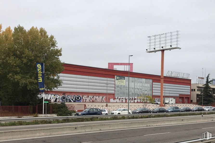 Oficina en alquiler en Calle Sepúlveda, 6, Alcobendas, Madrid, 28108 con edificio, coche, cielo, planta, vehículo, vehículo de motor, rueda, árbol, barrio residencial y fachada alrededor