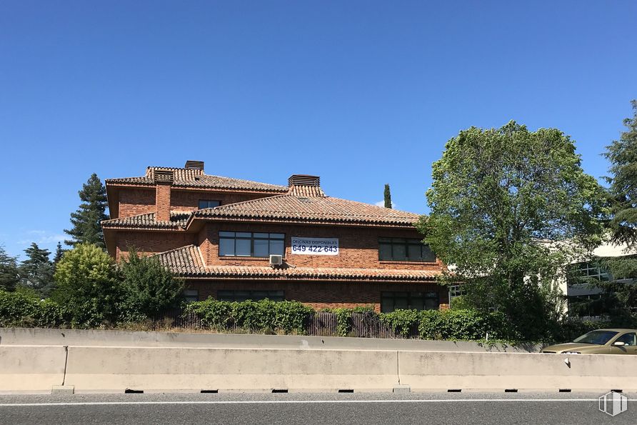 Oficina en alquiler en Calle Gobelas, 13, Moncloa - Aravaca, Madrid, 28023 con coche, casa, planta, cielo, ventana, edificio, árbol, madera, barrio residencial, techo, bienes raíces y fachada alrededor