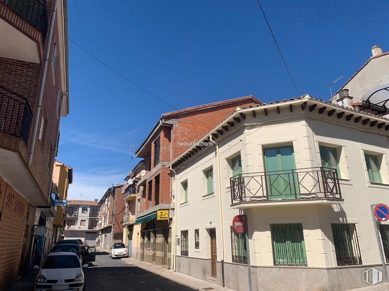 Land for sale at Calle Almanzor, Candeleda, Ávila, 05480 with car, building, sky, window, infrastructure, vehicle, house, vehicle registration plate, road surface and neighbourhood around