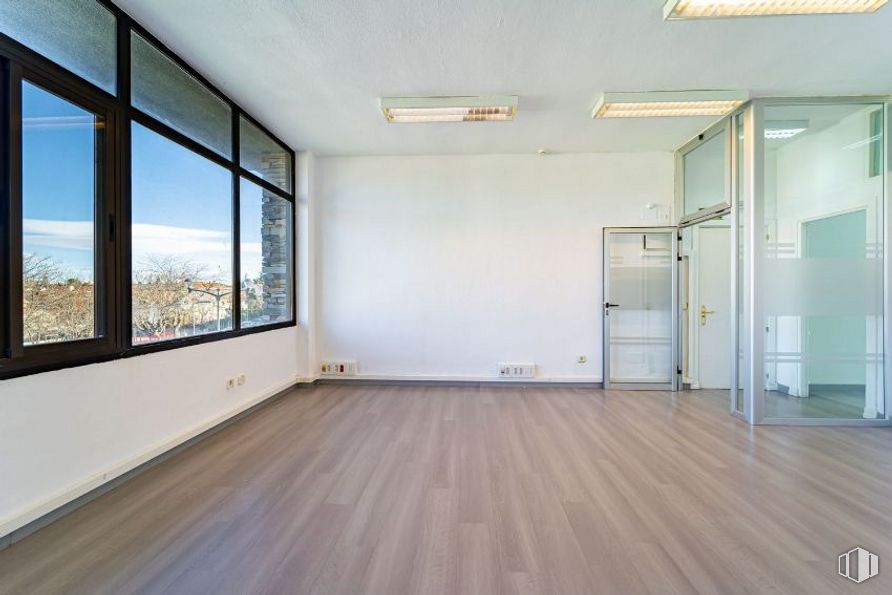 Oficina en alquiler en Camino Valladolid, Torrelodones, Madrid, 28250 con ventana, puerta, edificio, propiedad, accesorio, madera, diseño de interiores, pasillo, casa y suelo alrededor