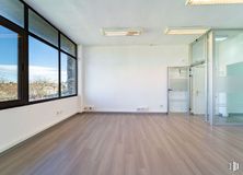 Oficina en alquiler en Camino Valladolid, Torrelodones, Madrid, 28250 con ventana, puerta, edificio, propiedad, accesorio, madera, diseño de interiores, pasillo, casa y suelo alrededor