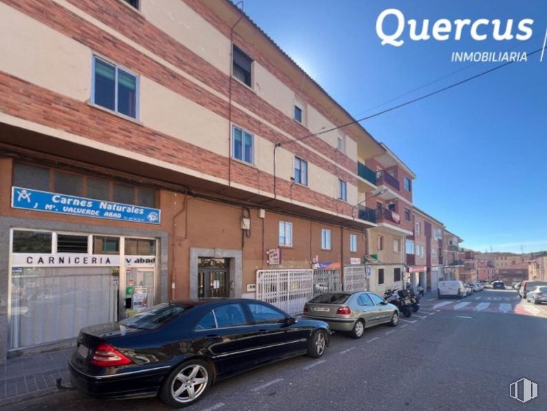 Retail for sale at Zona San Lorenzo, Segovia, 40003 with car, wheel, tire, window, automotive parking light, building, sky, vehicle, architecture and automotive lighting around