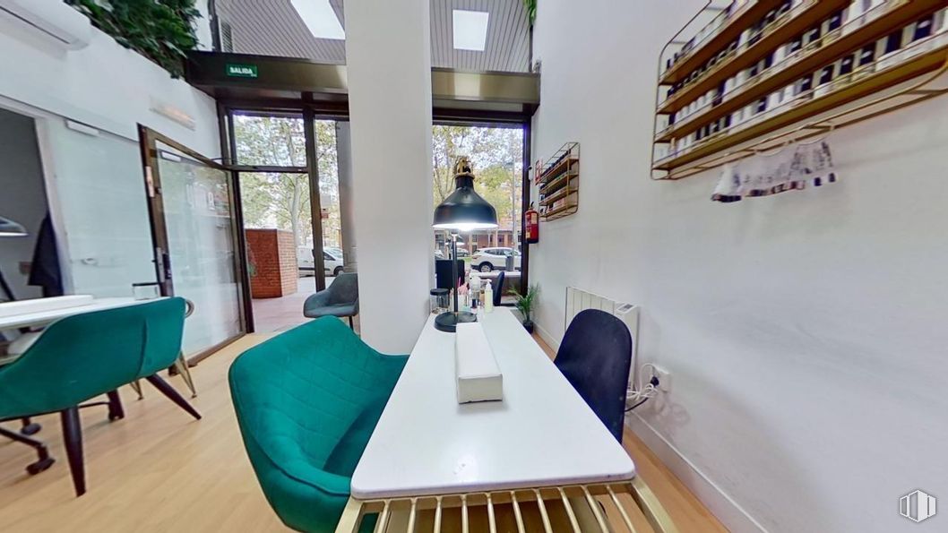 Local en alquiler en Avenida Pablo Neruda, Puente de Vallecas, Madrid, 28018 con mesa, silla, mueble, interiorismo, suelos, suelo, alumbrado, estantería, escritorio y estante alrededor