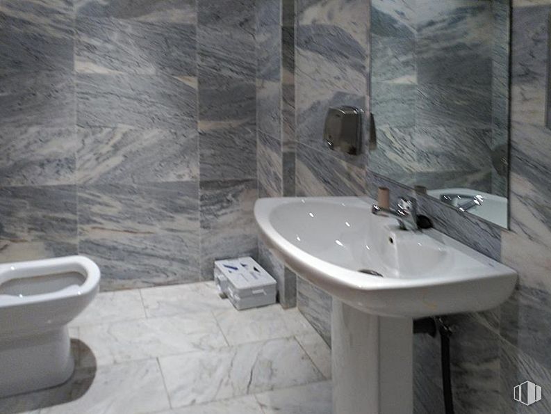 Retail for sale & for rent at Barrio Universidad, Ávila, 05003 with sink, toilet, tap, plumbing fixture, building, bathroom, wood, bathroom sink, fluid, interior design, flooring and floor around