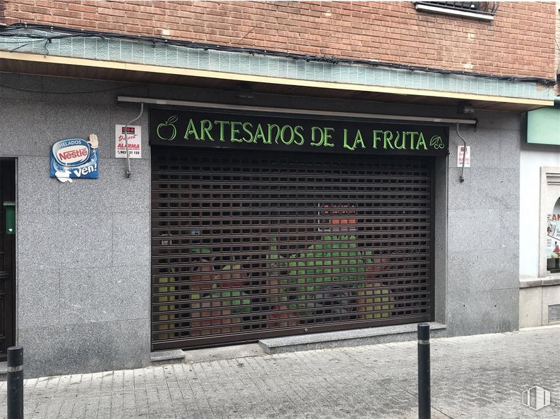 Retail for sale at Calle Santiago de la Fuente, Bargas, Toledo, 45593 with property, building, brickwork, plant, window, brick, road surface, font, neighbourhood and real estate around