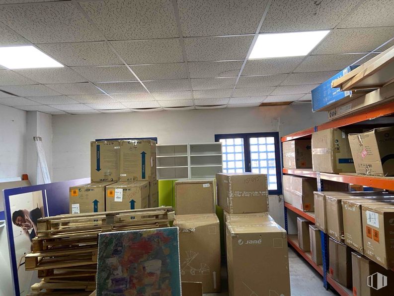 Industrial for sale at Zona industrial, San Sebastián de los Reyes, Madrid, 28700 with shipping box, box, light fixture, ceiling, flooring, interior design, floor, lighting, cardboard packaging and shelving around