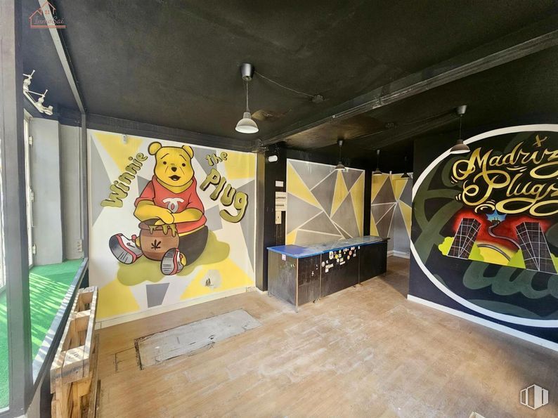 Retail for sale at Zona Comillas, Carabanchel, Madrid, 28019 with light fixture, ceiling, visual arts, paint, graffiti, mural, design, graphics, graphic design and modern art around