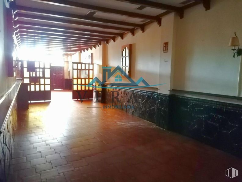 Retail for sale at Calle Joaquina Santander, Talavera de la Reina, Toledo, 45600 with window, hall, floor, wood, flooring, tile flooring, hardwood, ceiling, event and house around