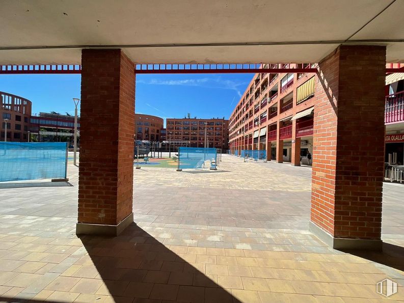 Local en alquiler y venta en Plaza Mayor, Coslada, Madrid, 28820 con agua, cielo, sombra, suelo, ladrillo, fachada, superficie de la carretera, madera, tintes y matices y ciudad alrededor