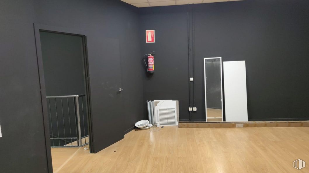 Nave en alquiler y venta en Zona Európolis, Las Rozas de Madrid, Madrid, 28230 con puerta, propiedad, edificio, madera, accesorio, suelos, tinte para madera, hall, suelo laminado y madera dura alrededor