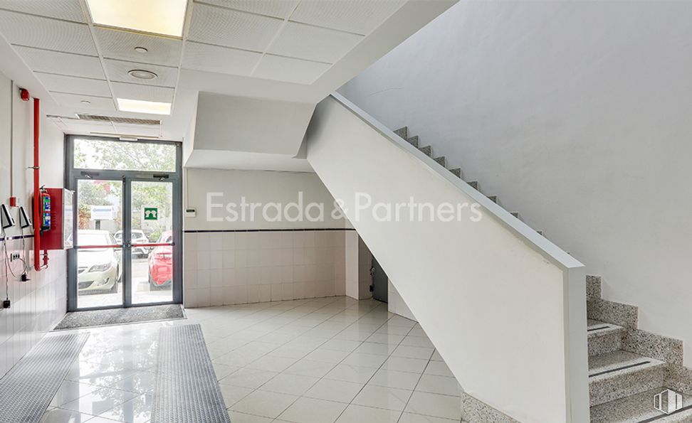 Nave en alquiler en Zona Arroyo Culebro, Getafe, Madrid, 28906 con puerta, accesorio, diseño de interiores, piso, pavimento, propiedad material, material compuesto, edificio, pasillo y techo alrededor