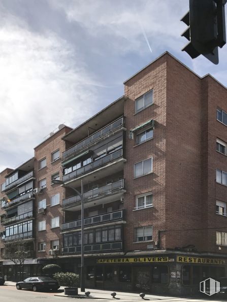 Local en alquiler en Paseo Estación, 15, Alcalá de Henares, Madrid, 28804 con edificio, cielo, nube, durante el día, ventana, bloque de pisos, condominio, diseño urbano, coche y barrio alrededor