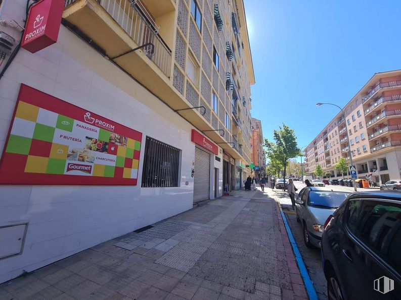 Retail for sale at Paseo de Ezequiel González, Segovia, 40002 with car, building, daytime, property, window, wheel, sky, vehicle, road surface and tire around