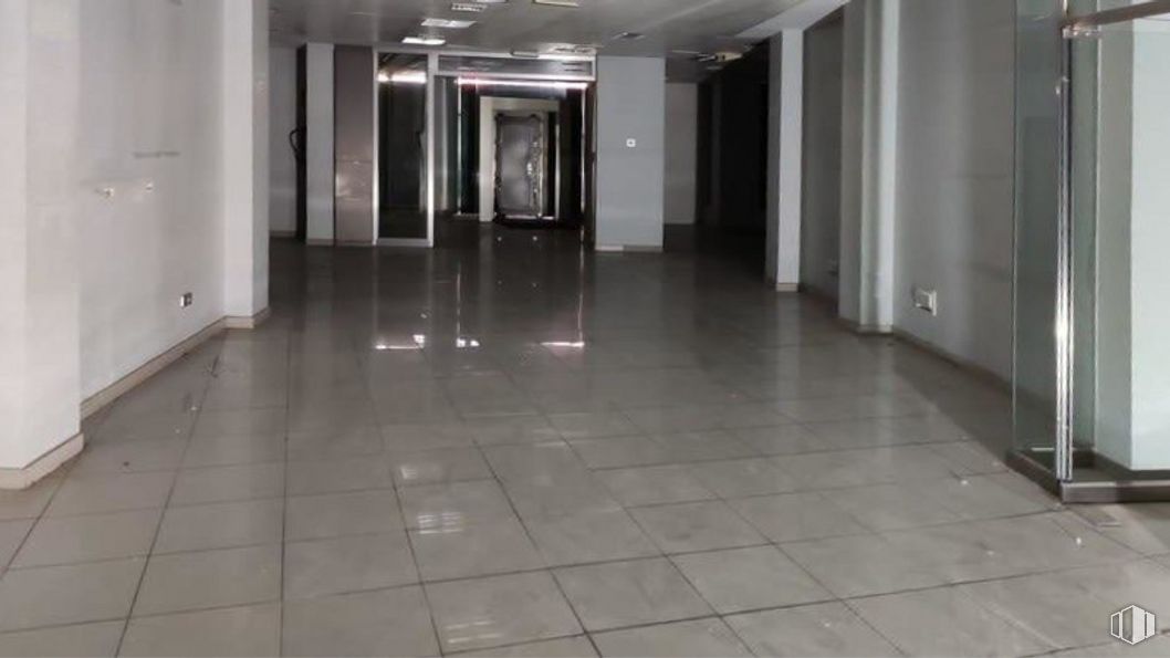 Local en alquiler y venta en Calle La Habana, Fuenlabrada, Madrid, 28945 con puerta, accesorio, suelo de baldosas, suelos, suelo, hall, material de construcción, material compuesto, vidrio y techo alrededor