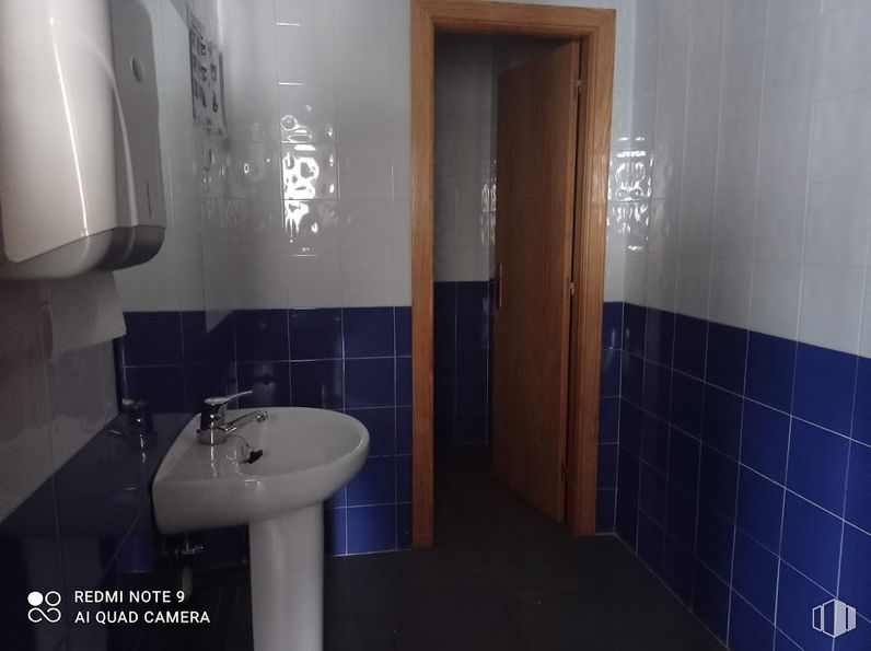 Industrial for rent at Calle Luis I, Villa de Vallecas, Madrid, 28031 with sink, tap, plumbing fixture, bathroom sink, mirror, bathroom, building, purple, fixture and wood around