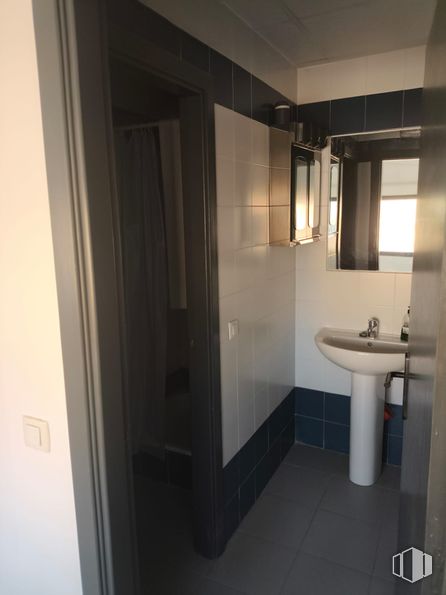 Nave en alquiler en Calle Trigo, 33, Leganés, Madrid, 28914 con fregadero, suelos, suelo, interiorismo, accesorios de fontanería, habitación, fontanería, puerta, gris y cuarto de baño alrededor