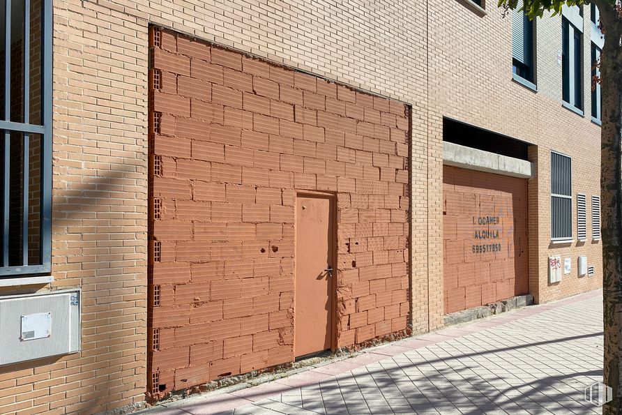 Retail for rent at Calle Institutos, 3, Fuenlabrada, Madrid, 28942 with window, door, brown, building, wood, road surface, brickwork, fixture, brick and rectangle around