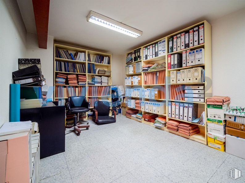 Office for sale at Calle Doctor Esquerdo, Retiro, Madrid, 28007 with bookcase, lighting, light fixture, chair, shelf, furniture, shelving, publication, interior design and book around