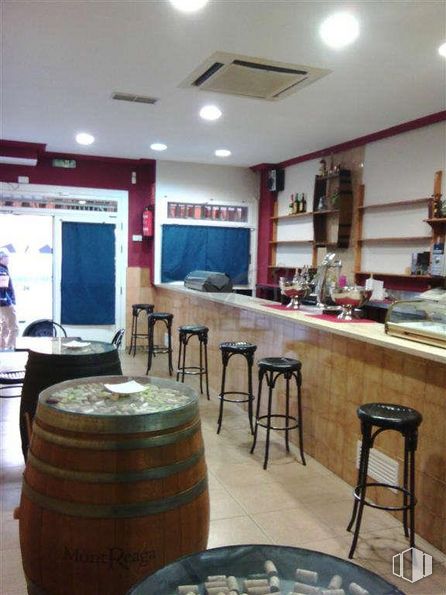 Retail for rent at Zona céntrica, Cuenca, 16004 with stool, barrel, furniture, property, interior design, wood, table, lighting, flooring and floor around