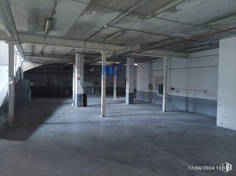 Industrial for sale at Zona Villaverde, Villaverde, Madrid, 28021 with hall, flooring, ceiling, building, parking, concrete, fixture, composite material, city and glass around