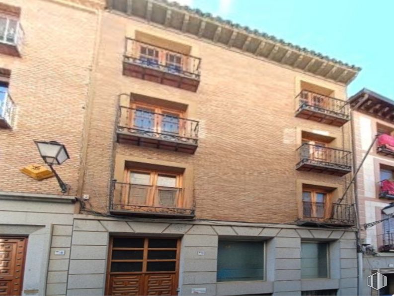 Oficina en venta en Calle Nueva, Toledo, 45001 con ventana, puerta, durante el día, edificio, propiedad, cielo, accesorio, diseño urbano, zona residencial y condominio alrededor