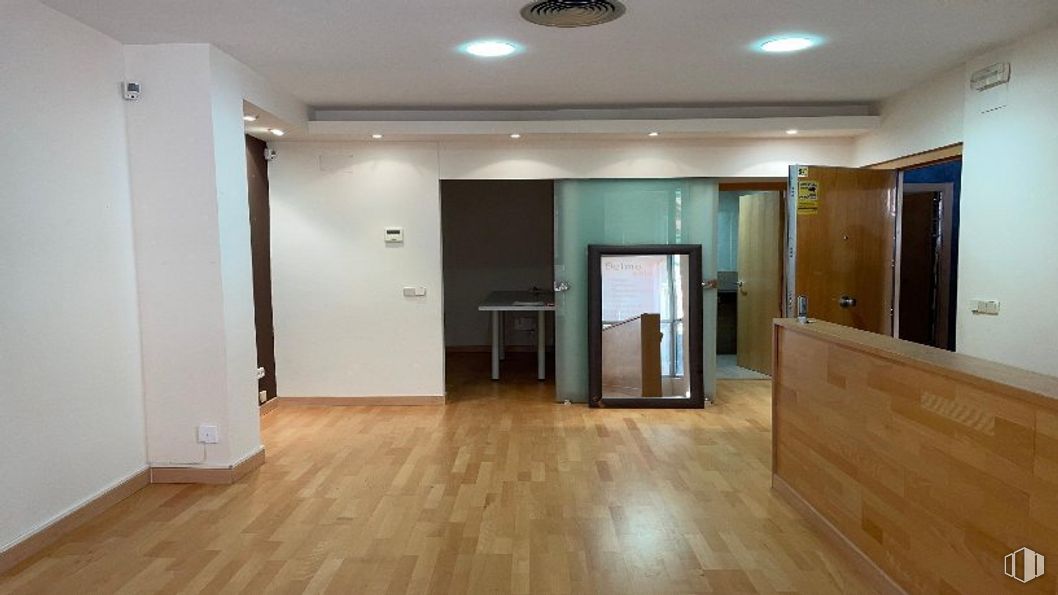 Local en venta en Paseo Guadalajara, 36, San Sebastián de los Reyes, Madrid, 28700 con mesa, ebanistería, madera, accesorio, pasillo, diseño de interiores, pavimento, suelos laminados, tinte para madera y piso alrededor