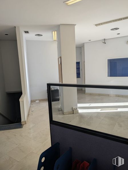 Retail for rent at Calle Canillas, 99, Chamartín, Madrid, 28002 with window, light fixture, interior design, flooring, floor, ceiling, composite material, glass, transparency and tile flooring around