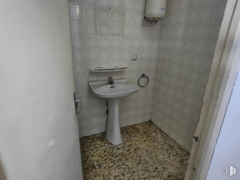 Retail for sale at Calle Cavanilles, Retiro, Madrid, 28007 with sink, tap, plumbing fixture, bathroom sink, bathroom, mirror, fluid, floor, flooring and plumbing around