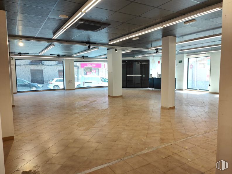 Retail for sale & for rent at Centro urbano, Corral de Almaguer, Toledo, 45880 with door, flooring, floor, composite material, ceiling, glass, metal, concrete, transparency and tile flooring around