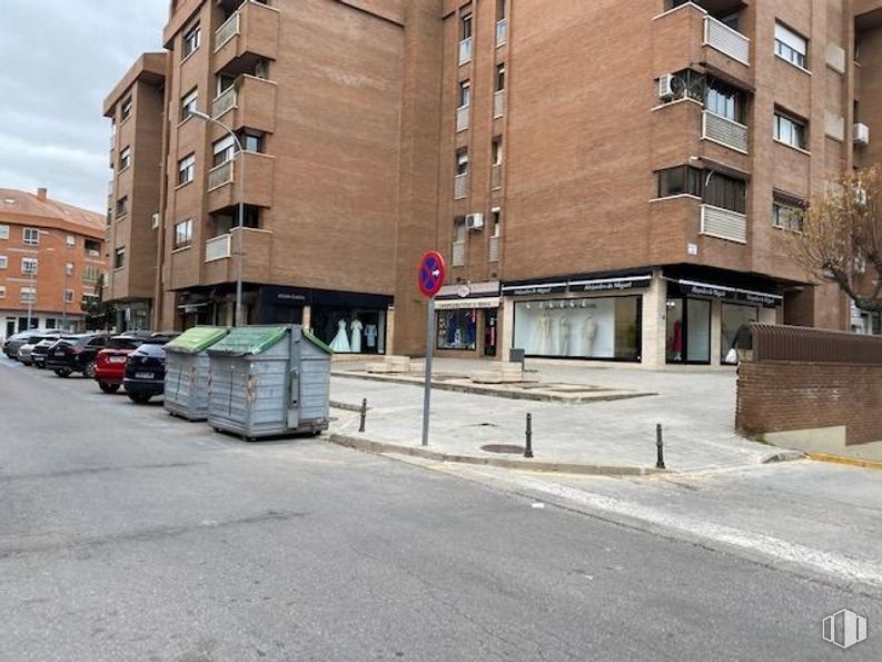 Retail for sale at Zona Santa Teresa, Toledo, 45004 with building, container, window, road surface, asphalt, urban design, thoroughfare, sidewalk, condominium and residential area around