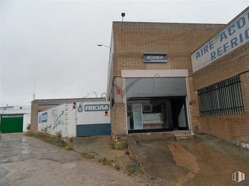 Industrial for sale at Avenida Rey Juan Carlos I, Cuenca, 16004 with window, building, sky, asphalt, residential area, road, gas, facade, road surface and plant around