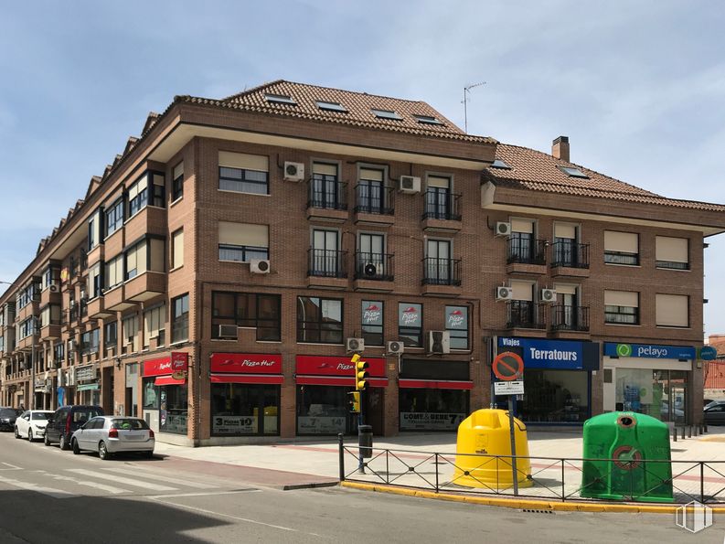 Retail for rent at Calle Miguel de Unamuno, 3, Fuenlabrada, Madrid, 28944 with building, car, sky, window, vehicle, wheel, cloud, urban design, street light and condominium around