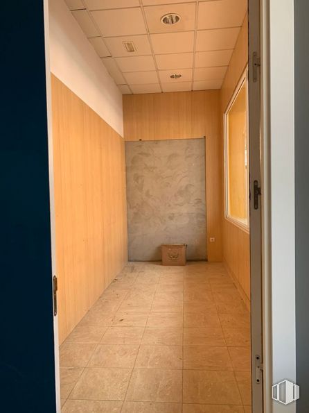 Retail for rent at Zona Las Pozas, San Lorenzo de El Escorial, Madrid, 28200 with fixture, wood, flooring, floor, house, ceiling, building, room, hardwood and composite material around