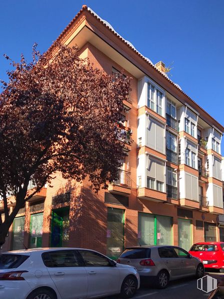 Retail for sale at Calle Margarita, 15, Leganés, Madrid, 28912 with car, building, window, wheel, tire, land vehicle, vehicle, sky, daytime and light around