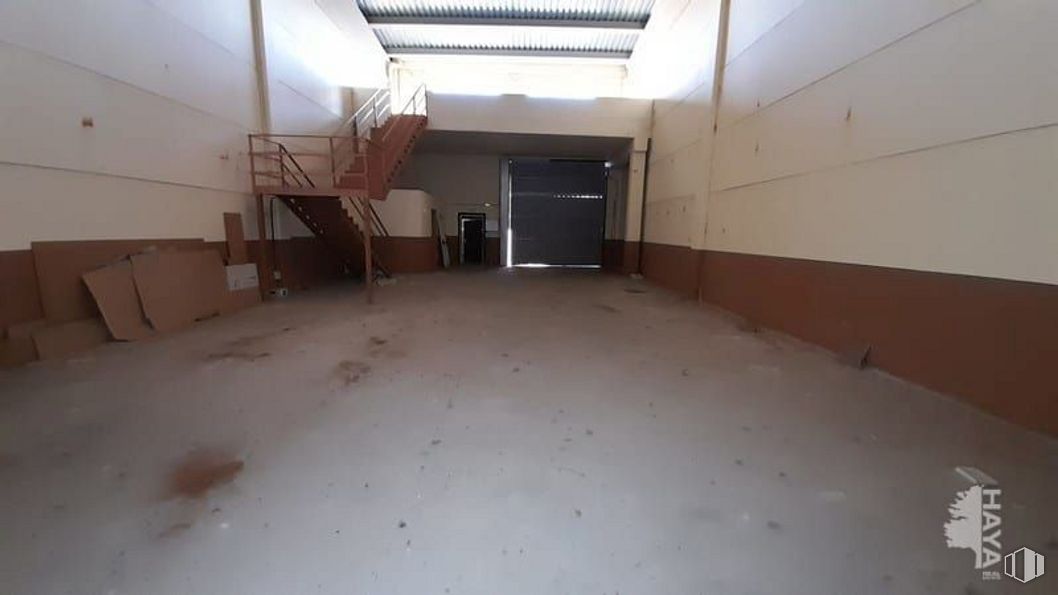 Industrial for sale at Polígono Borreguno Camporrosso, Ciempozuelos, Madrid, 28350 with fixture, flooring, floor, hall, composite material, ceiling, concrete, event, room and daylighting around