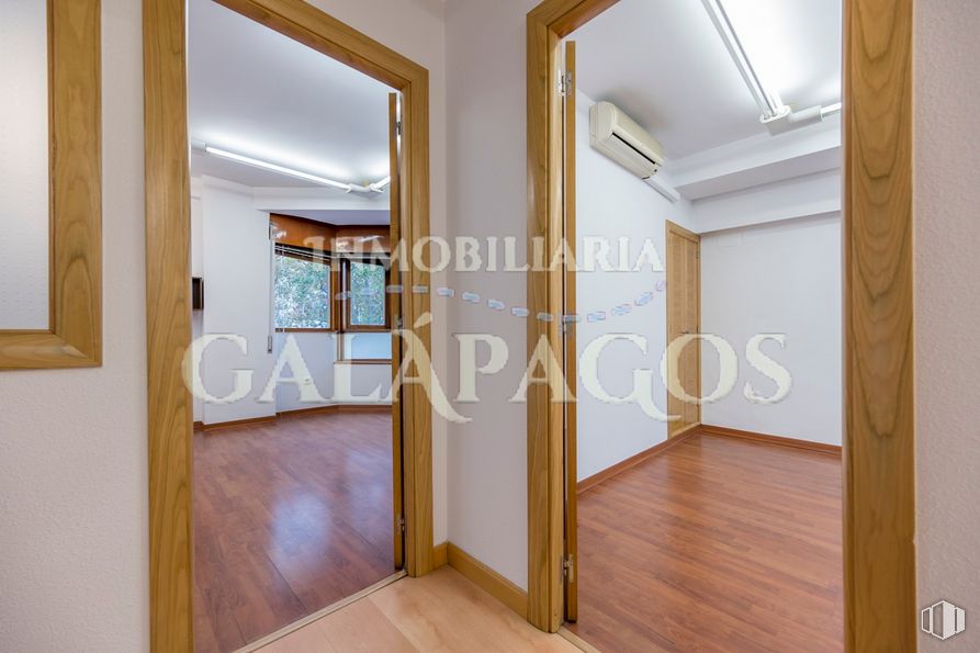 Oficina en alquiler en Calle Dulcinea, 69, Tetuán, Madrid, 28020 con lámpara, propiedad, edificio, accesorio, interiorismo, madera, arquitectura, hall, confort y suelo alrededor