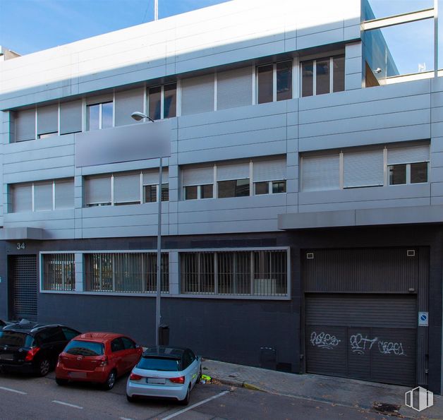 Industrial for sale at Tres Olivos - Valverde, Fuencarral - El Pardo, Madrid, 28034 with car, window, building, automotive parking light, vehicle, sky, architecture, tire, condominium and urban design around