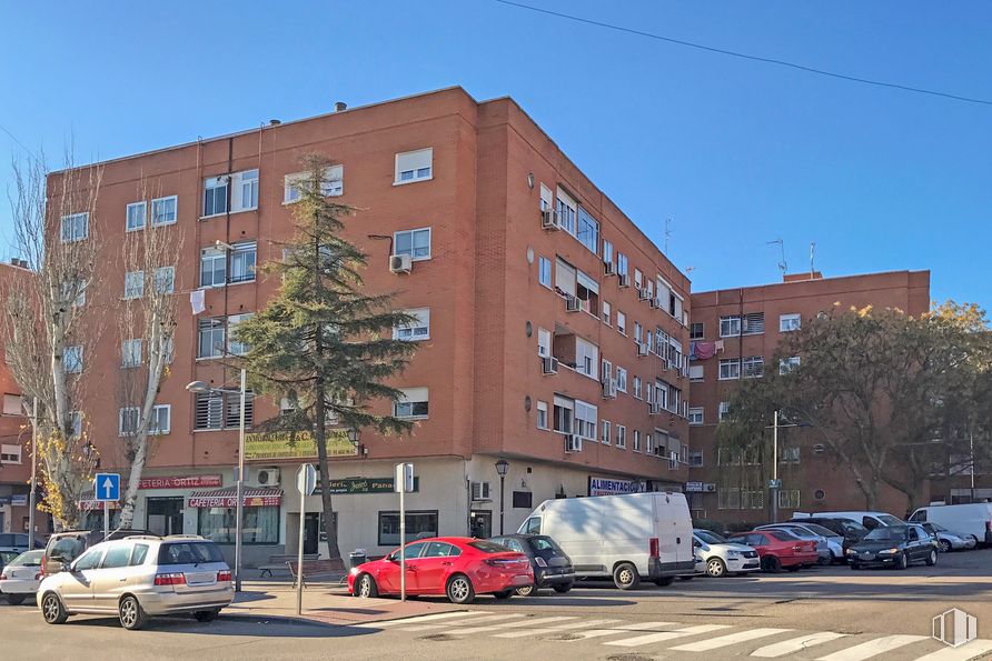 Local en venta en Zona Centro, Humanes de Madrid, Madrid, 28970 con coche, edificio, rueda, neumático, vehículo terrestre, cielo, ventana, propiedad, vehículo y diseño urbano alrededor