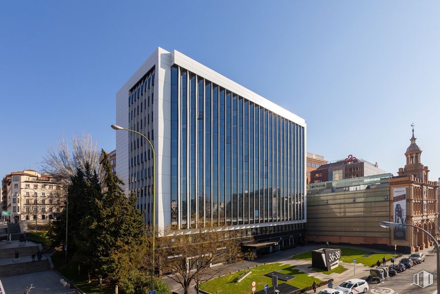 Oficina en alquiler en Paseo Castellana, 36-38, Salamanca, Madrid, 28046 con edificio, cielo, planta, bloque de torre, diseño urbano, árbol, condominio, fachada, ventana y edificio comercial alrededor