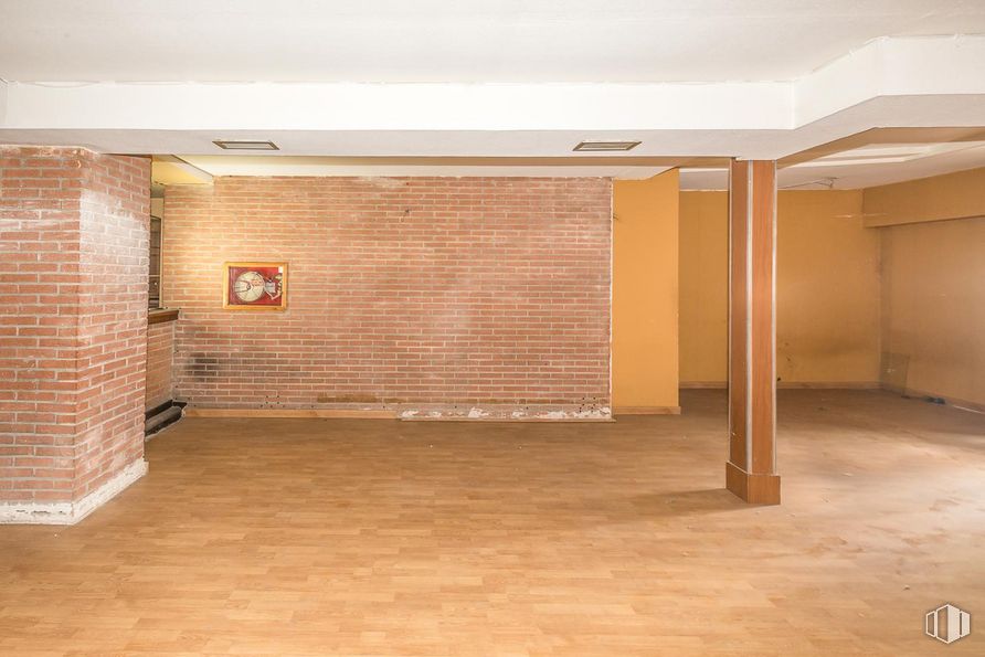 Retail for sale at Calle Miguel de la Roca, Puente de Vallecas, Madrid, 28053 with wood, hall, floor, flooring, material property, wood stain, hardwood, brickwork, shade and brick around