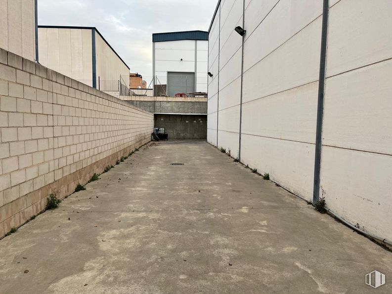 Industrial for rent at Calle Fundición, 101, Rivas-Vaciamadrid, Madrid, 28529 with wall, composite material, concrete, grey, building material, daylighting, steel, shadow, alley and aluminium around