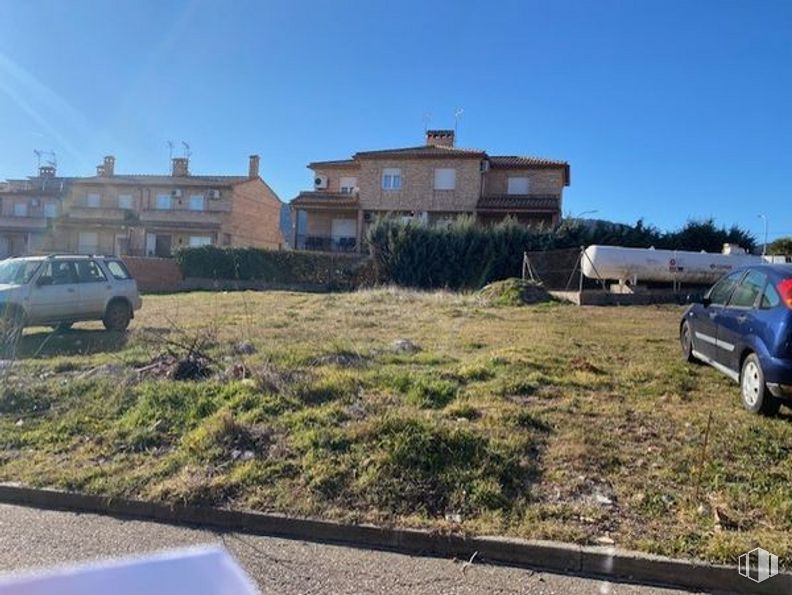 Land for sale at Calle América, Navahermosa, Toledo, 45150 with car, house, plant, tire, vehicle, wheel, sky, motor vehicle, window and building around