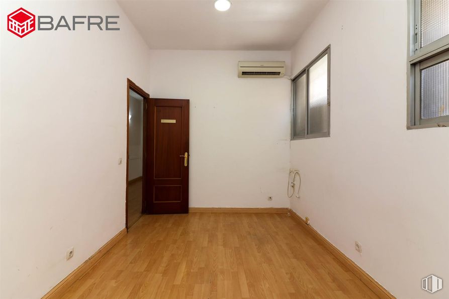 Local en venta en Casco antiguo, San Sebastián de los Reyes, Madrid, 28700 con puerta, ventana, propiedad, accesorio, edificio, madera, interiorismo, suelo, suelos y pared alrededor