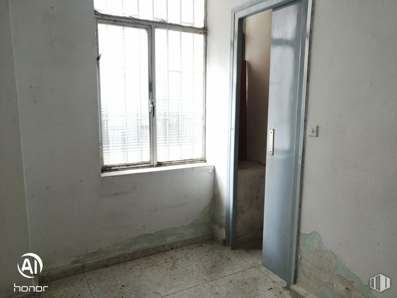 Retail for sale at Zona Sur, Ávila, 05003 with window, floor, flooring, door, grey, glass, home door, daylighting, building material and door handle around