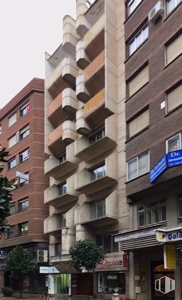 Retail for rent at Calle Prado, 10, Talavera de la Reina, Toledo, 45600 with window, property, building, blue, wood, urban design, tower block, condominium, composite material and building material around