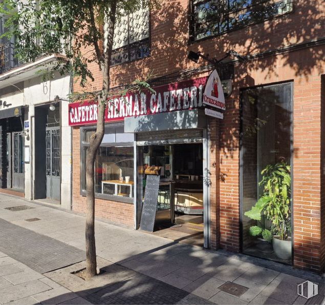 Retail for sale at Calle Ponzano, Chamberí, Madrid, 28010 with door, commercial building, brick, brickwork, restaurant, awning and retail around