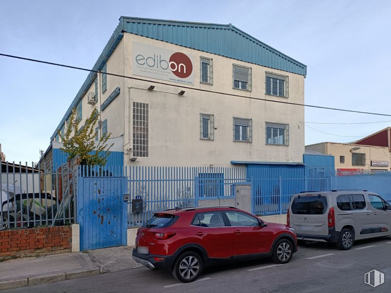 Nave en alquiler y venta en Calle Agua, Leganés, Madrid, 28917 con rueda, coche, edificio, neumático, luz de estacionamiento automotriz, vehículo terrestre, cielo, vehículo, propiedad y ventana alrededor