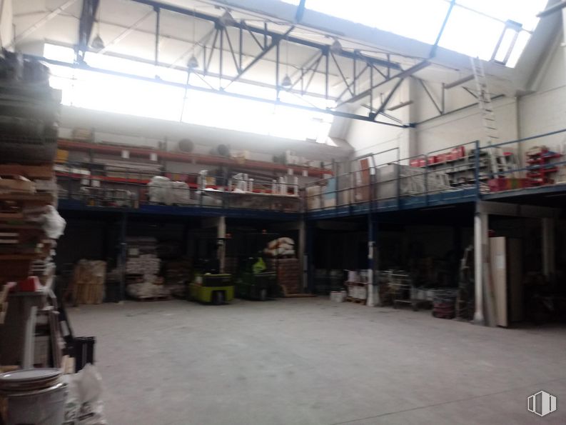 Industrial for rent at Poligono de Vallecas , Villa de Vallecas, Madrid, 28031 with packaged goods, gas, retail, city, plant, commercial building, metal, building material, flooring and market around